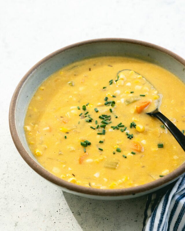 طرز تهیه سوپ ذرت رستورانی به چند روش مختلف؛ یک پیشنهاد عالی برای روز‌های سرد