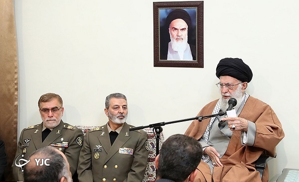 خلبان ارتشی که به حای رفتن به پادگان اعلامیه‌های امام را تکثیر کرد