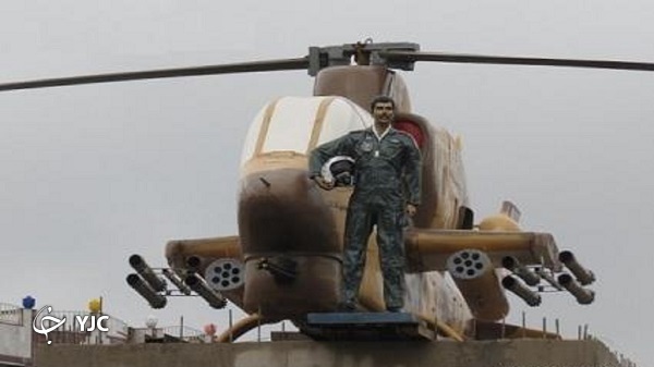 خلبان ارتشی که به حای رفتن به پادگان اعلامیه‌های امام را تکثیر کرد
