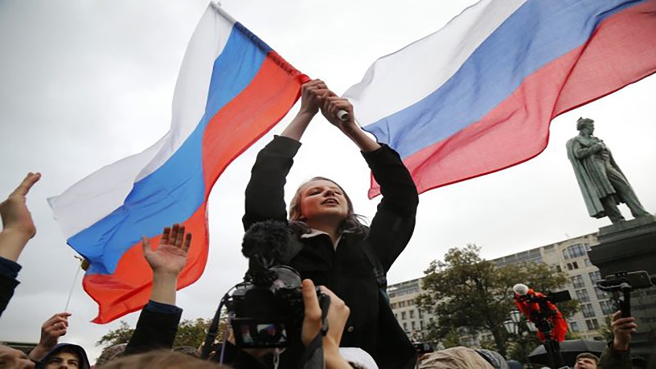 حضور عجیب مقامات کشورهای اروپایی در تظاهرات خیابانی روسیه! + فیلم