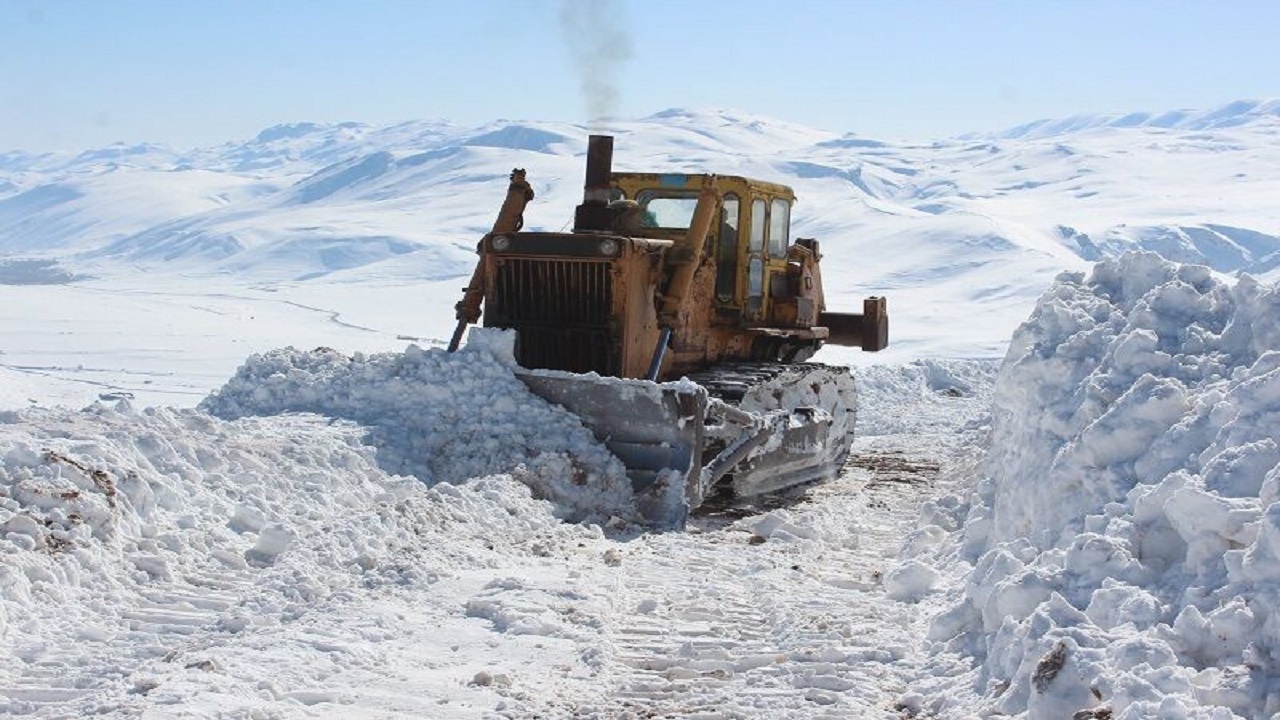 راه ارتباطی ۱۴۲ روستای خلخال بر اثر بارش برف مسدود شد