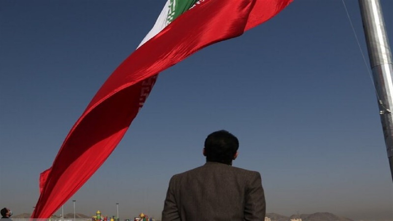 بزرگترین "پرچم ایران" بر فراز مشهد به اهتزاز در آمد