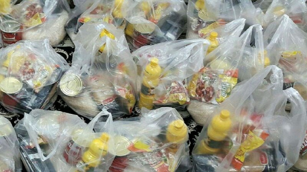 ۷۰۰ بسته غذایی بر سر سفره نیازمندان طبس