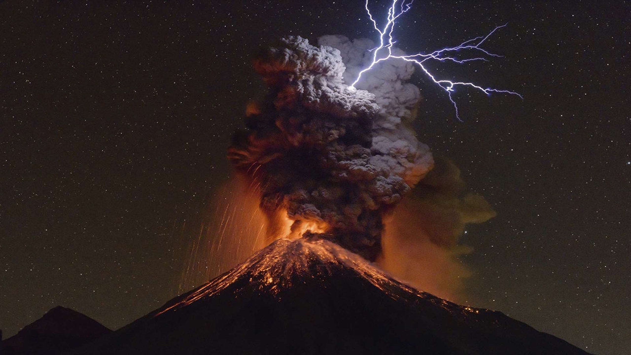 آتشفشانی که پس از فوران، یک آسمان را سیاه کرد + فیلم