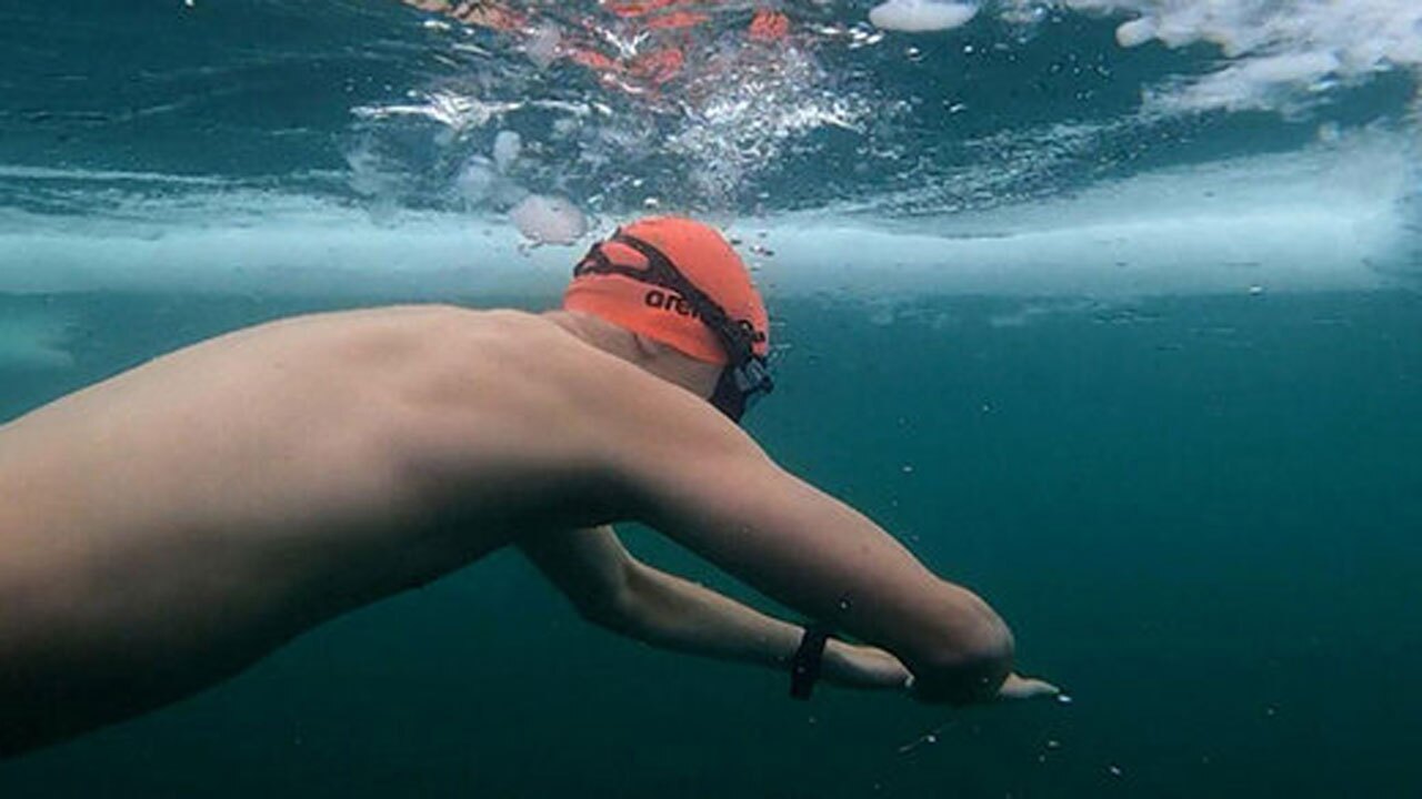 شنا در زیر یخ برای شکستن رکورد گینس + فیلم