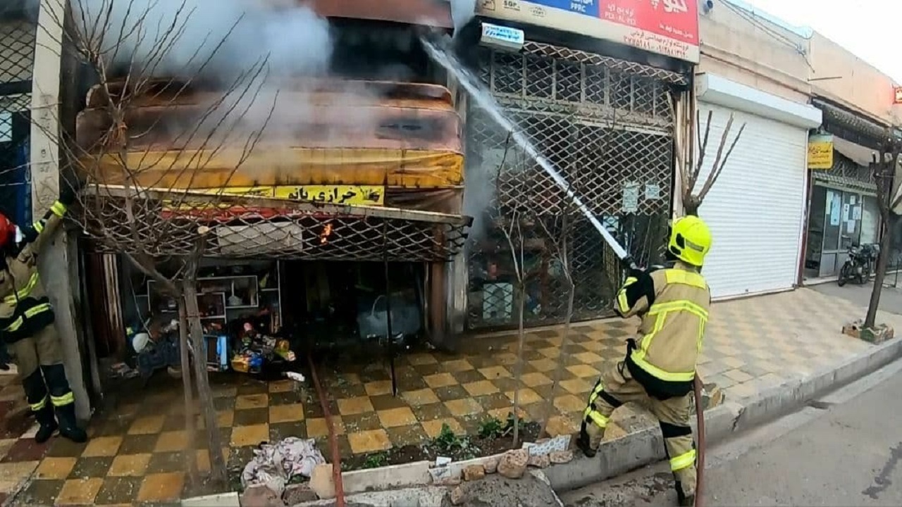 اطفای آتش سوزی مغازه خرازی در قزوین