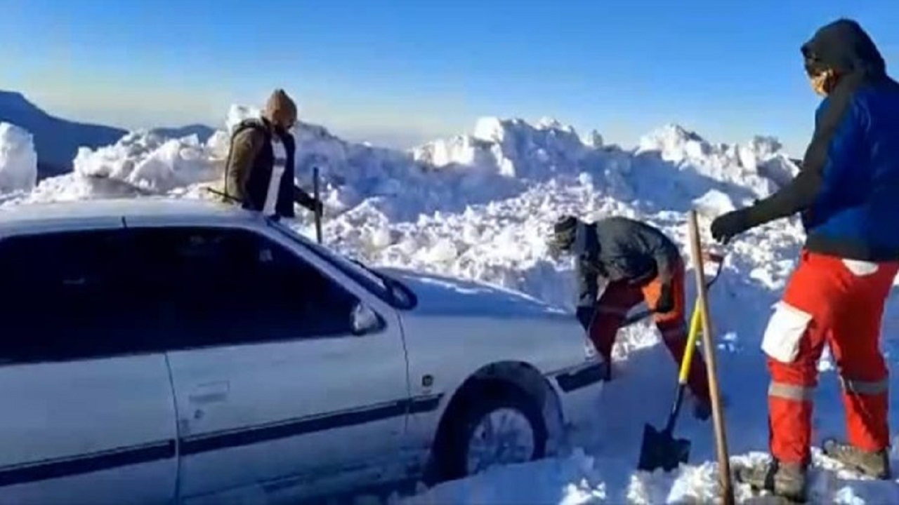 امدادرسانی به ۴۵ مسافر گرفتار در برف در استان سمنان