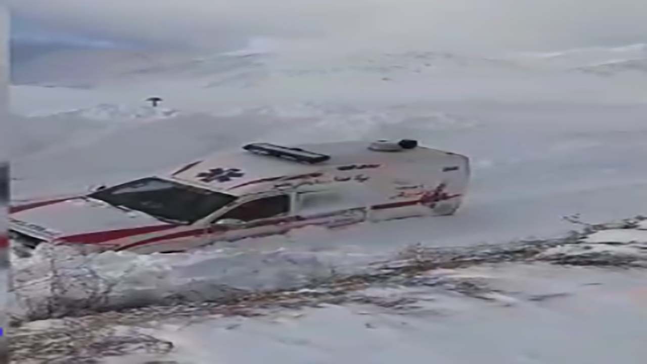 گرفتار شدن آمبولانس مرکز درمانی روستای مصیر در برف + فیلم