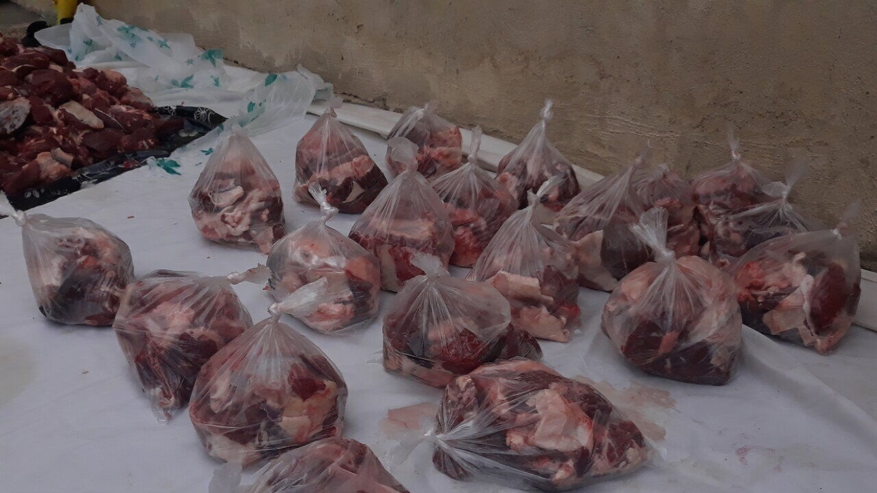 توزیع بیش از ۳۵۰ بسته گوشت عقیقه در محله‌های محروم