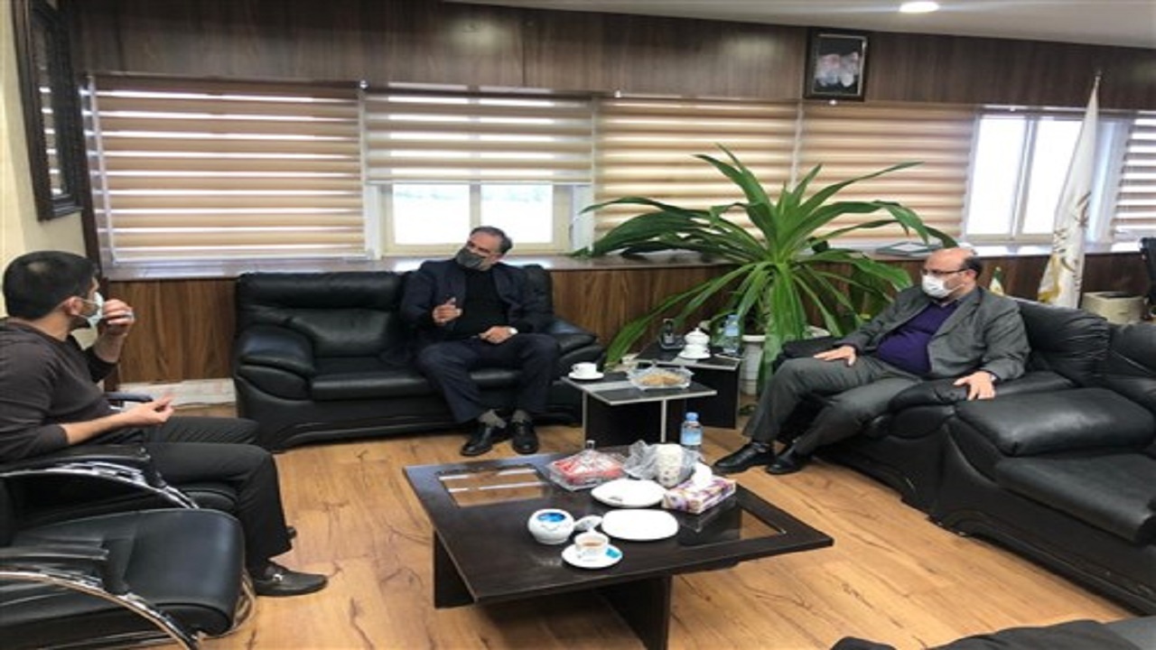 علی نژاد، دبیر و مددی پای میز مذاکره برای حل اختلافات کشتی گیران استقلالی