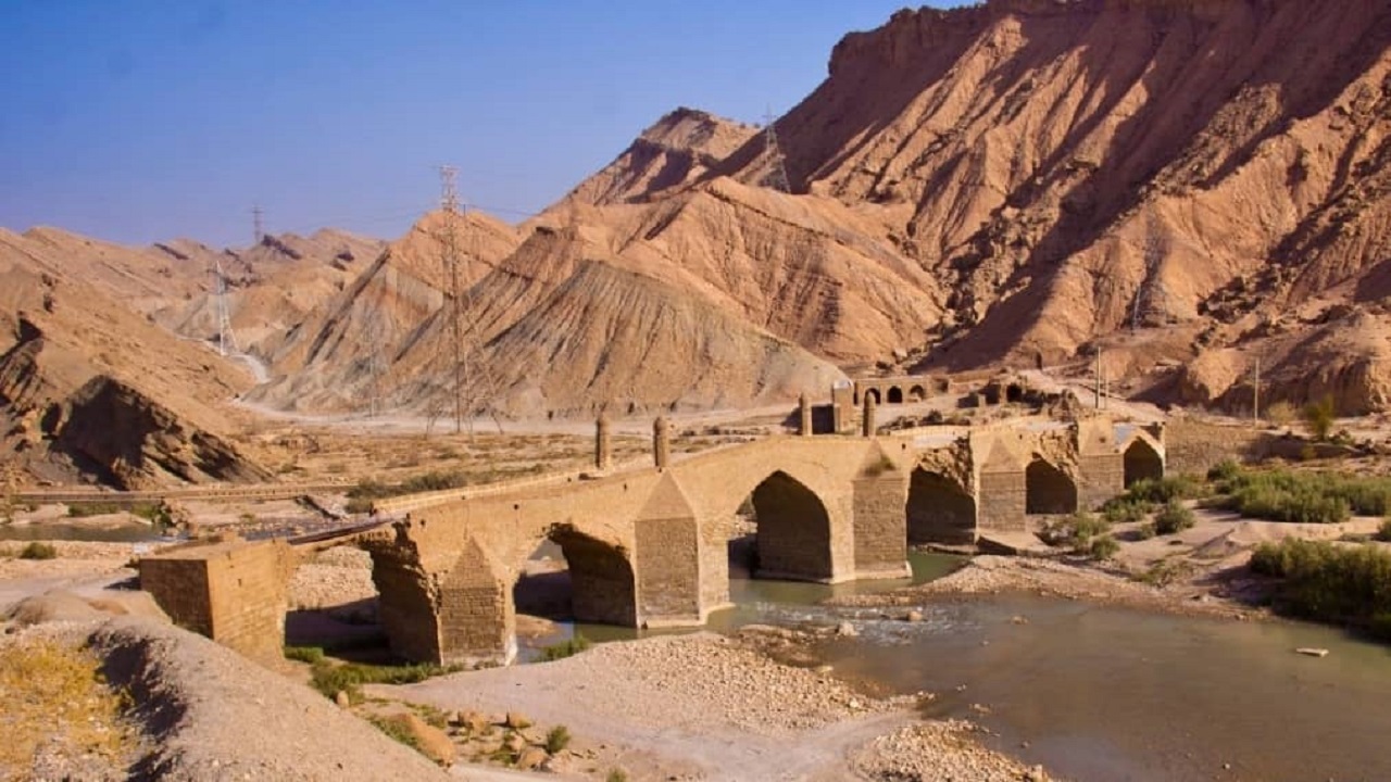 پل مشیر دشتستان ریزش نکرده، در دست مرمت است