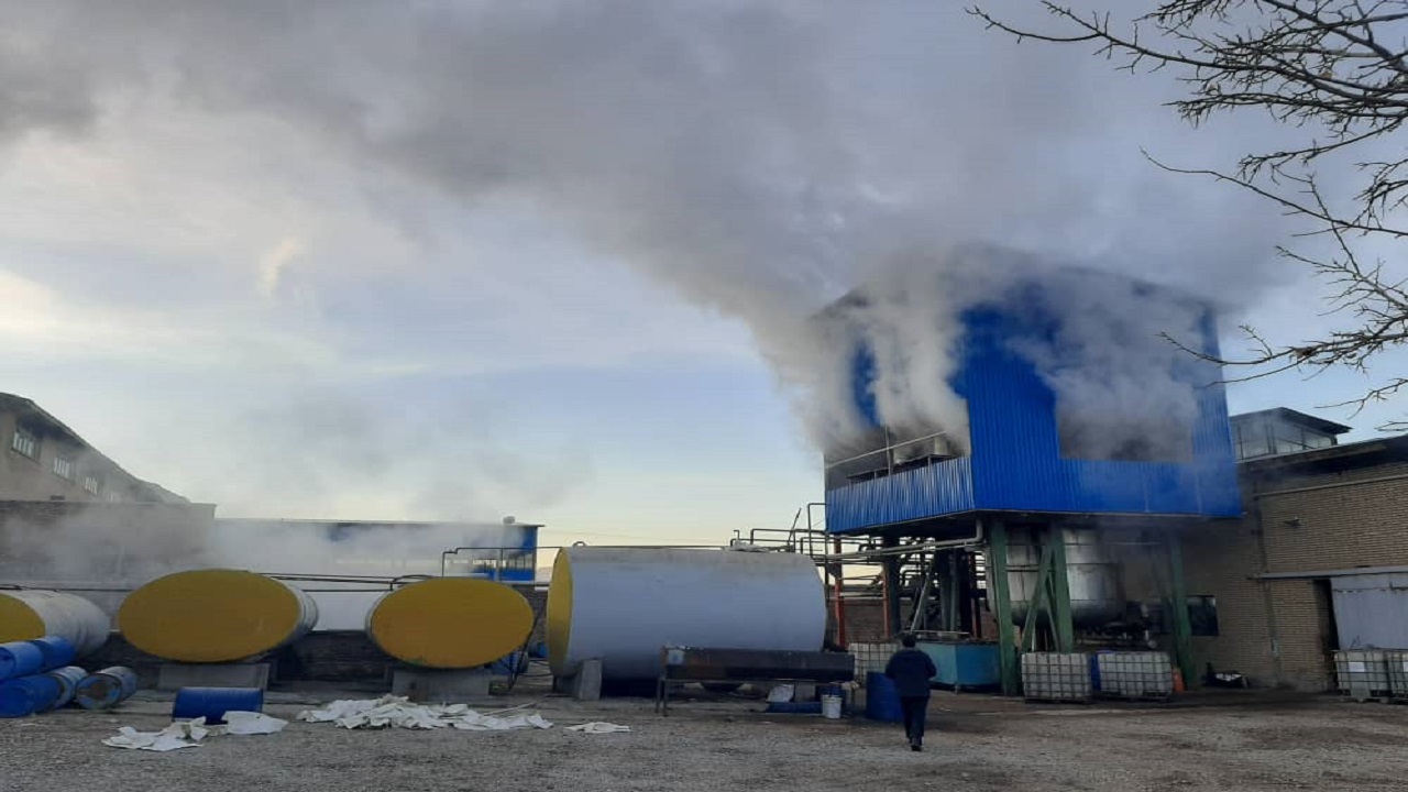 مهار آتش‌سوزی در شرکت تولید مواد شیمیایی قطب صنعتی شهرکرد