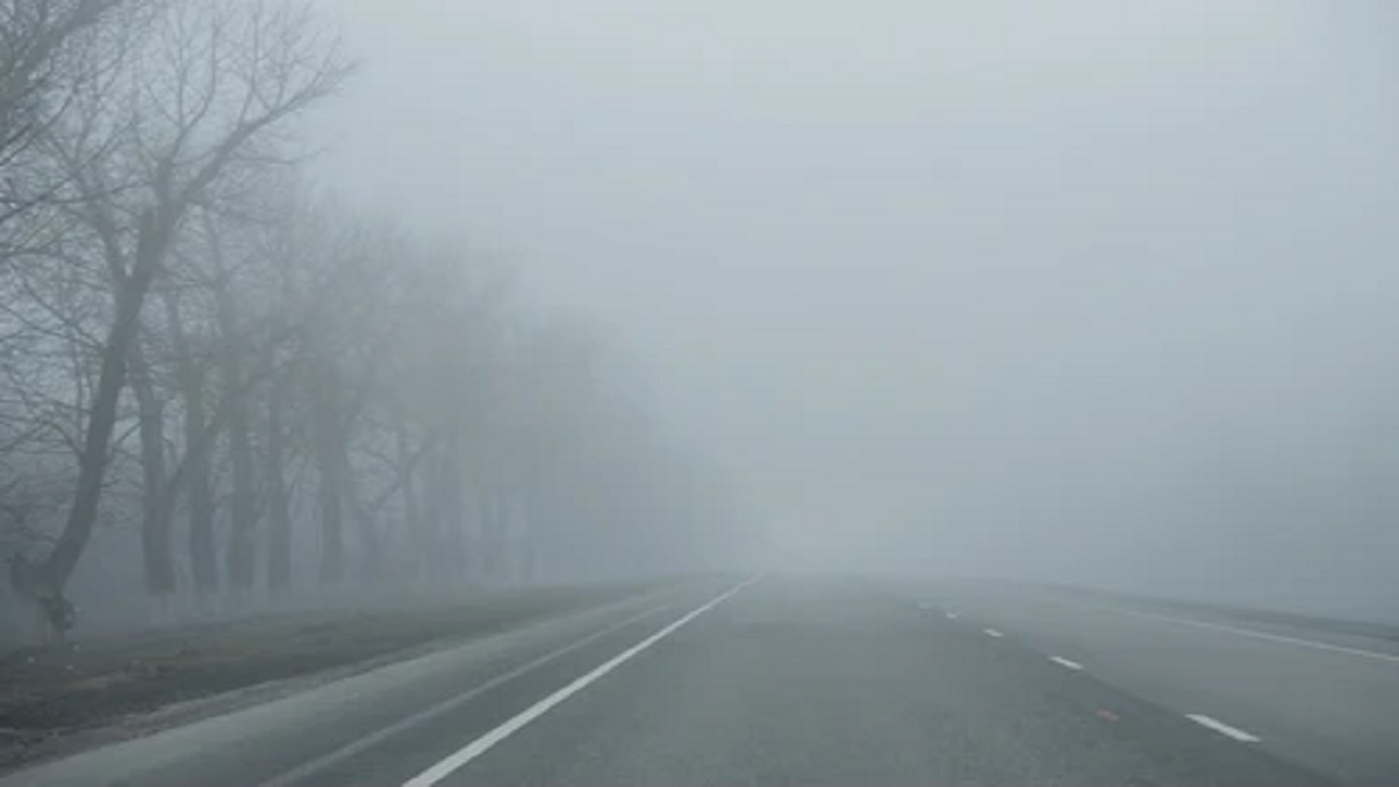 دویدن چند کیلومتری پلیس فداکار به همراه خودروها در هوای مه آلود + فیلم