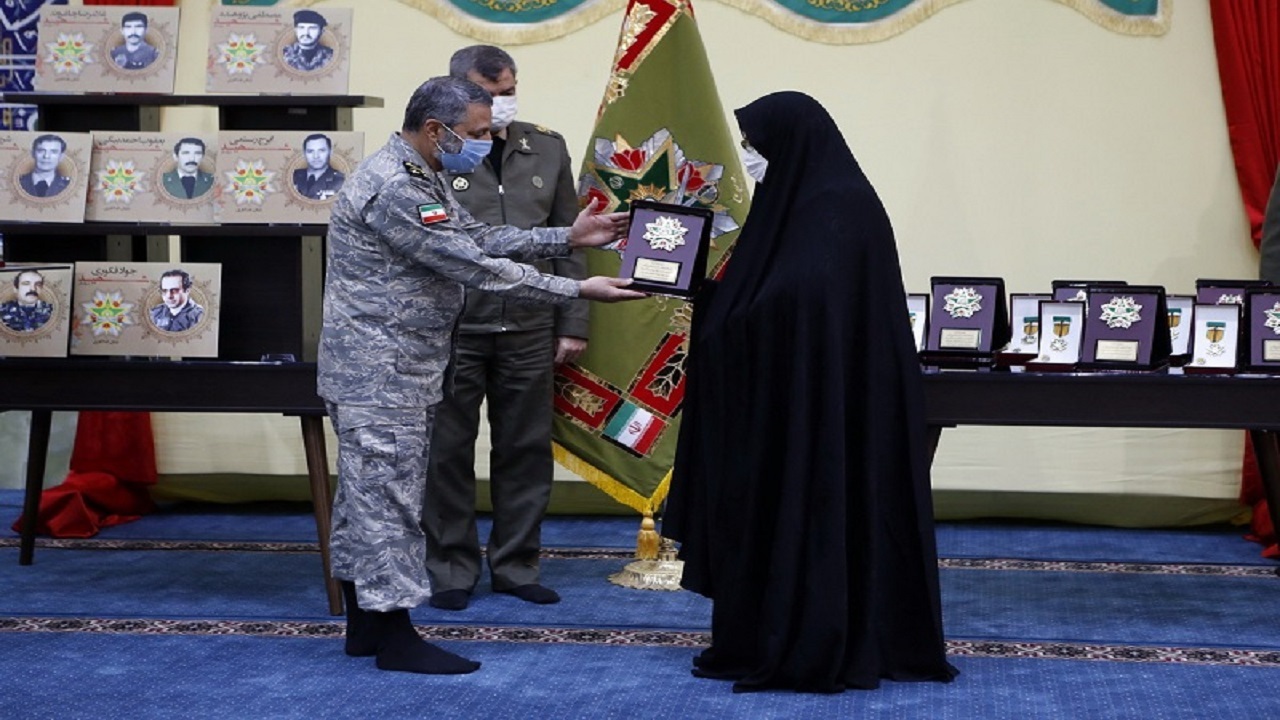 نشان فداکاری به خانواده فرماندهان شهید شاخص ارتش اهدا شد