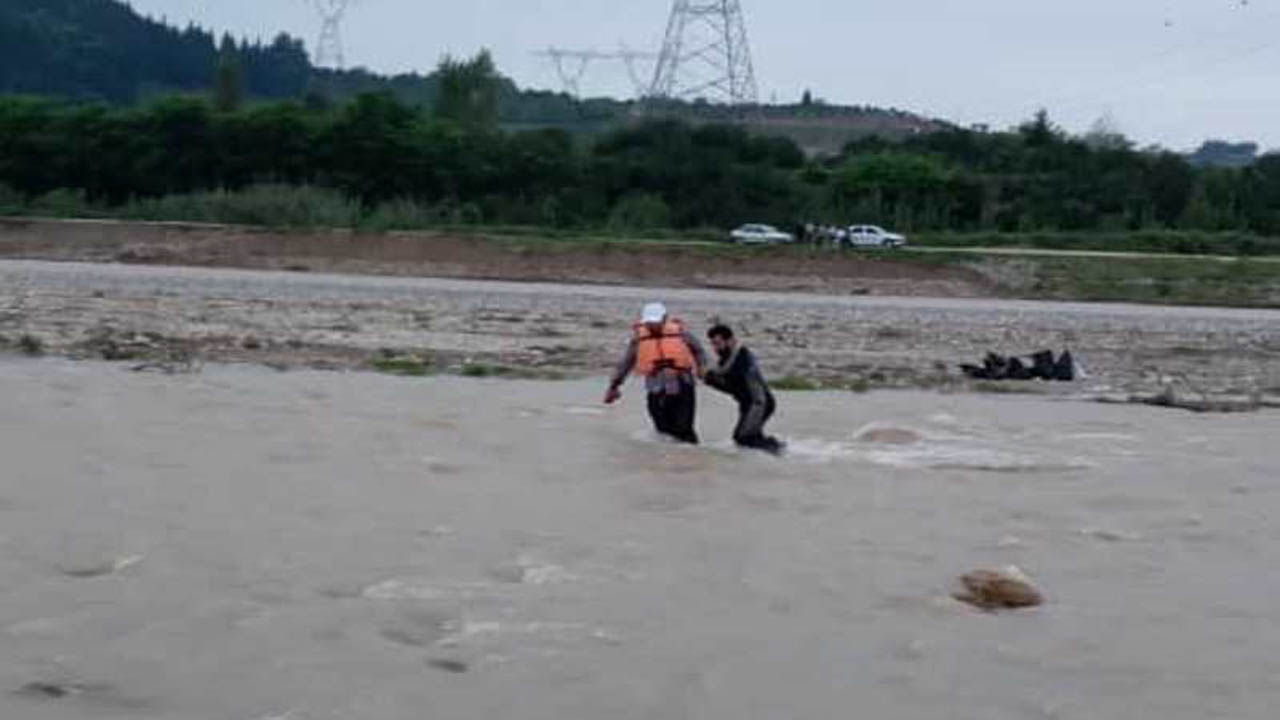 نجات جوان گرفتار در رودخانه تجن