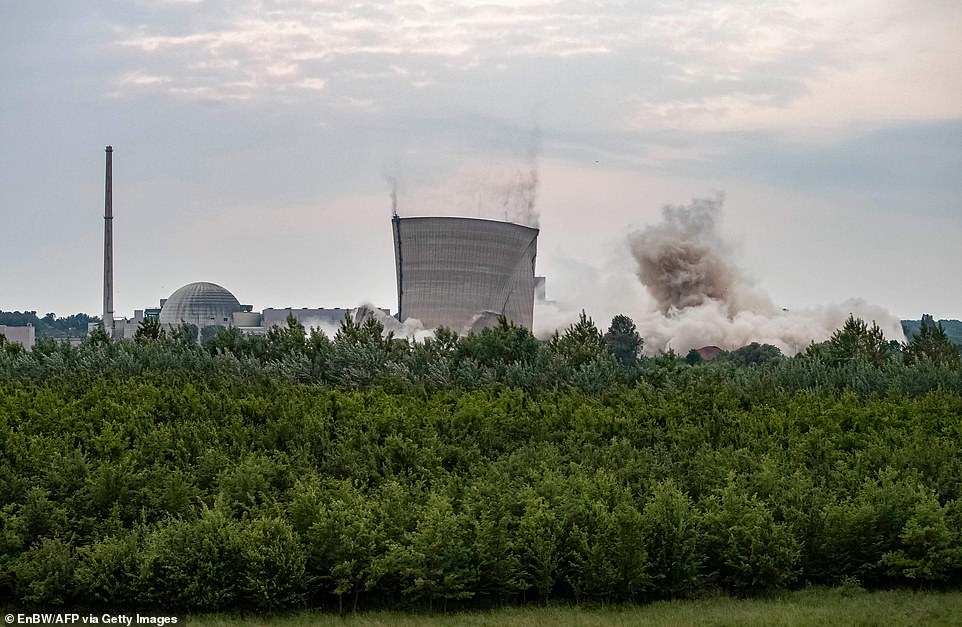 تخریب برج‌های خنک کننده نیروگاه هسته‌ای در آلمان+تصاویر