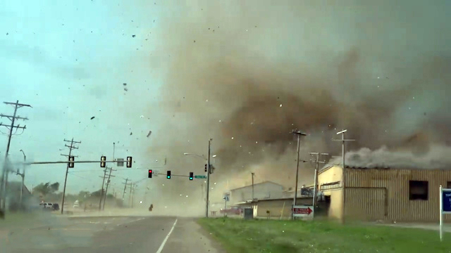 فیلمبرداری یک شهروند آمریکایی از گردباد در اوکلاهاما از فاصله نزدیک