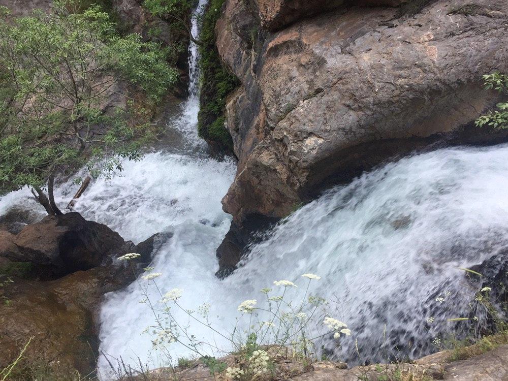آبشار خروشان و جذاب در روستای نوده‌فاراب + فیلم