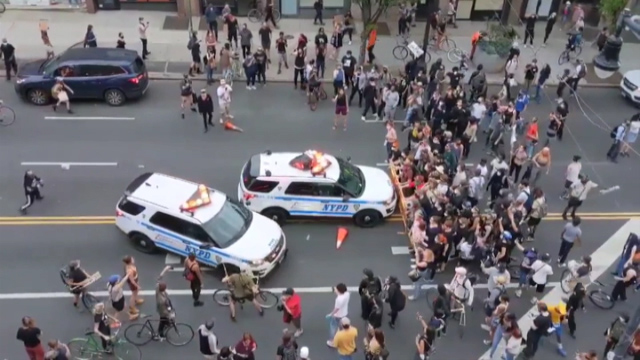 زیر گرفتن معترضان به قتل جورج فلوید در نیویورک توسط خودروهای پلیس + فیلم