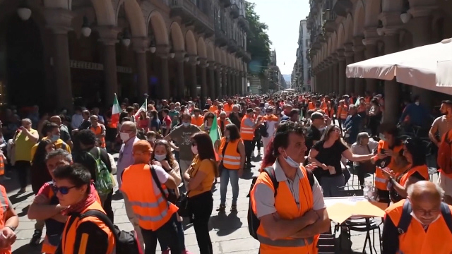 تظاهرات جنبش جلیقه نارنجی‌ها در ایتالیا به تبعیت از جلیقه زردها در فرانسه + فیلم