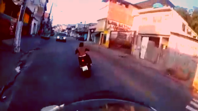تصادف شاخ به شاخ موتورسوار قاچاقچی حین فرار از دست پلیس + فیلم