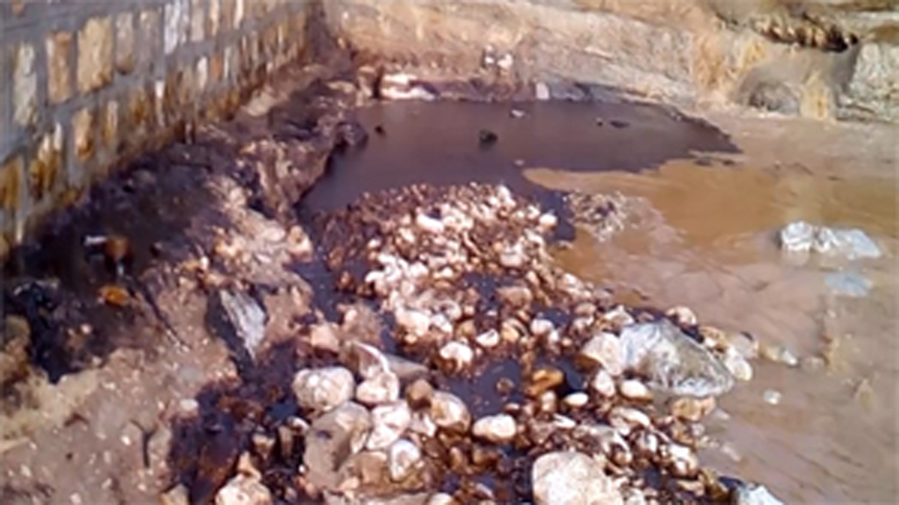 تداوم آلودگی نفتی منابع آب و خاک منطقه سرخون شهرستان اردل