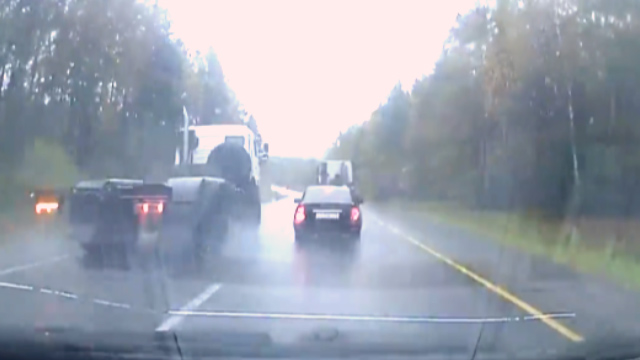 سبقت مرگبار راننده کامیون در جاده لغزنده + فیلم