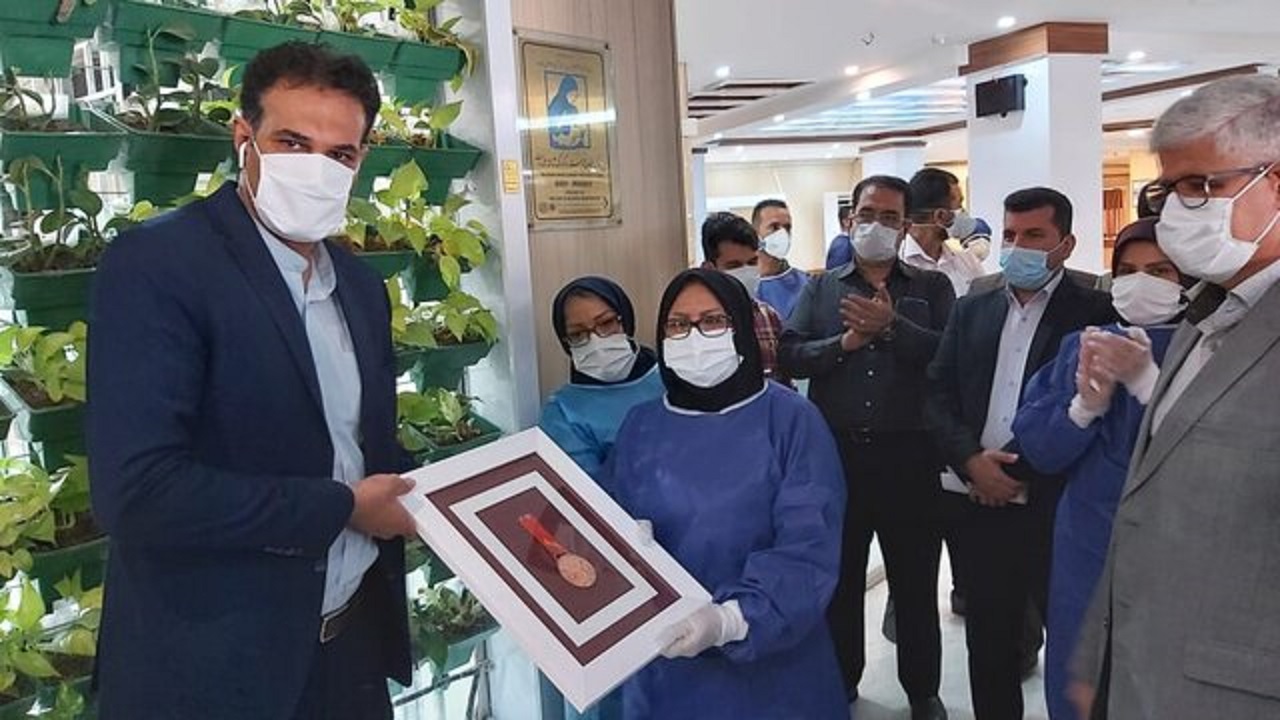 اهدای مدال آسیایی به کادر درمان بیمارستان آیت الله طالقانی آبادان
