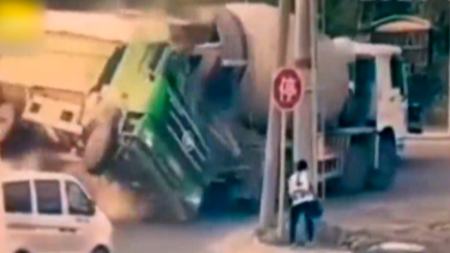 تصادف وحشتناک دو کامیون در یک تقاطع + فیلم