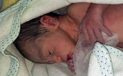 نوزاد عجول قمی در آمبولانس به دنیا آمد