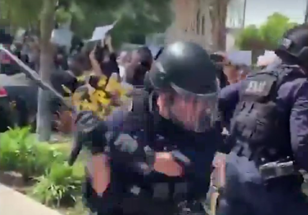 فیلمی جدید از برخورد خشن پلیس آمریکا با اعتراضات مسالمت‌آمیز در لس‌آنجلس