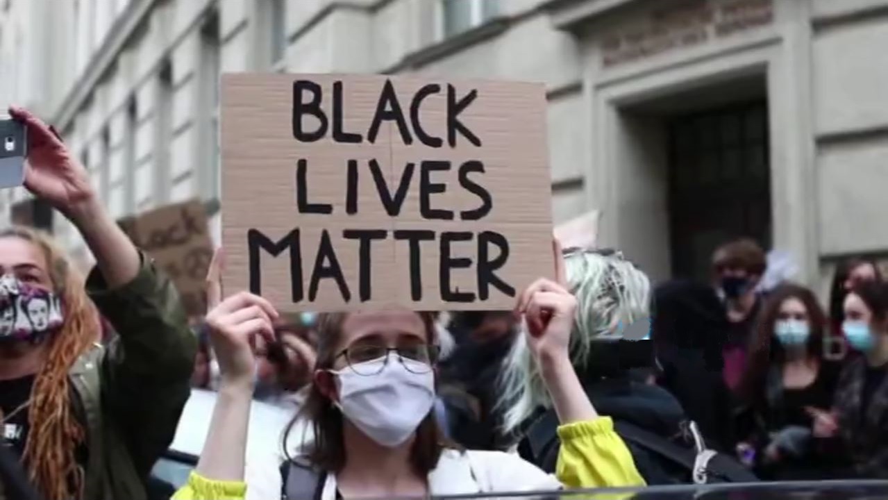 مردم اتریش هم‌صدا با معترضان ضدنژادپرستی در آمریکا 01