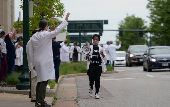 کادر درمانی آمریکا هم به معترضان ضد نژادپرستی پیوستند+ تصاویر