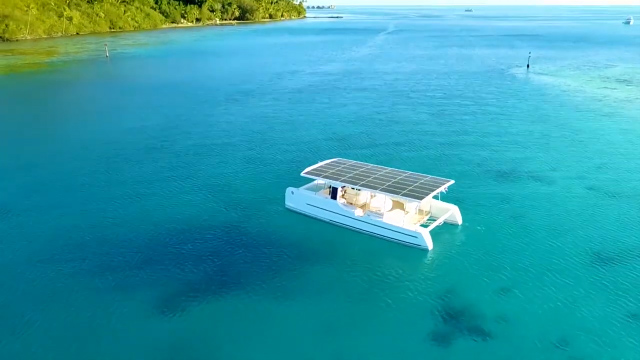 قایقی تفریحی که با استفاده از انرژی خورشید حرکت می‌کند + فیلم