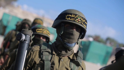 بیرون رانده شدن چند اماراتی‌ از مسجد الاقصی توسط یک مرد فلسطینی‌ + فیلم