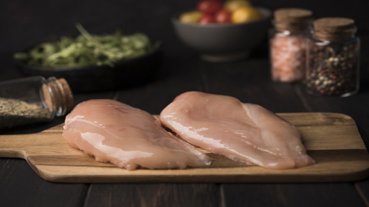 نرخ هر کیلو گوشت مرغ بسته بندی و قطعه بندی در میادین میوه و تره بار