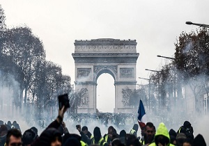 فرانسه غرق در بحران