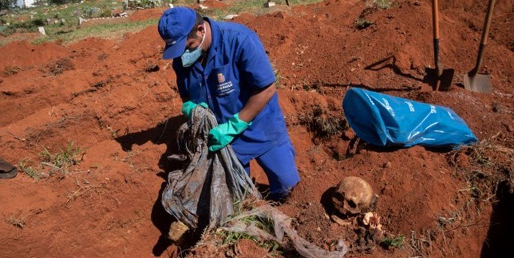 آمار بالای قربانیان کرونا مقامات برزیل را ناچار به نبش قبر کرده است + تصاویر