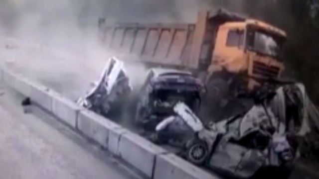 له شدن ۴ خودرو و ۵ کشته بر اثر ترمز بریدن یک کامیون + فیلم