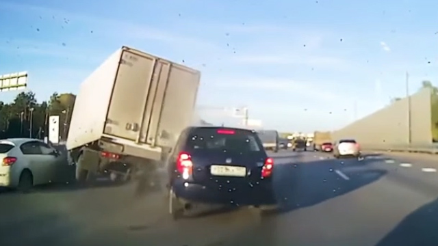 واژگون شدن یک کامیون پس از تصادف شدید با ۲ خودرو + فیلم