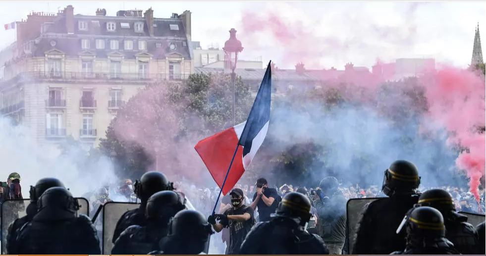 حمله خشن پلیس فرانسه به تجمع کادر درمانی این کشور + فیلم