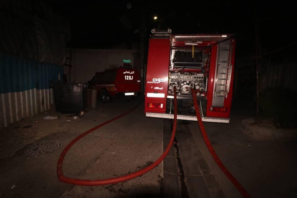 آتش سوزی ساختمان قدیمی ۳ طبقه در کوچه ذغالی‌های میدان تجریش