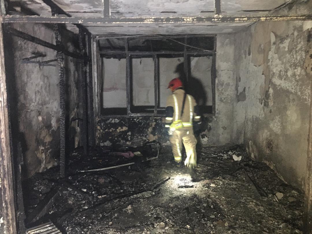 آتش سوزی ساختمان قدیمی ۳ طبقه در کوچه ذغالی‌های میدان تجریش