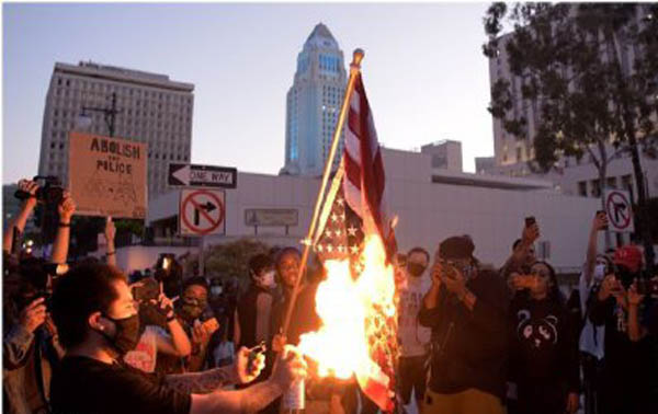 فوران خشم مردم از رفتار بی رحمانه پلیس آمریکا / معترضان پرچم آمریکا را به آتش کشیدند