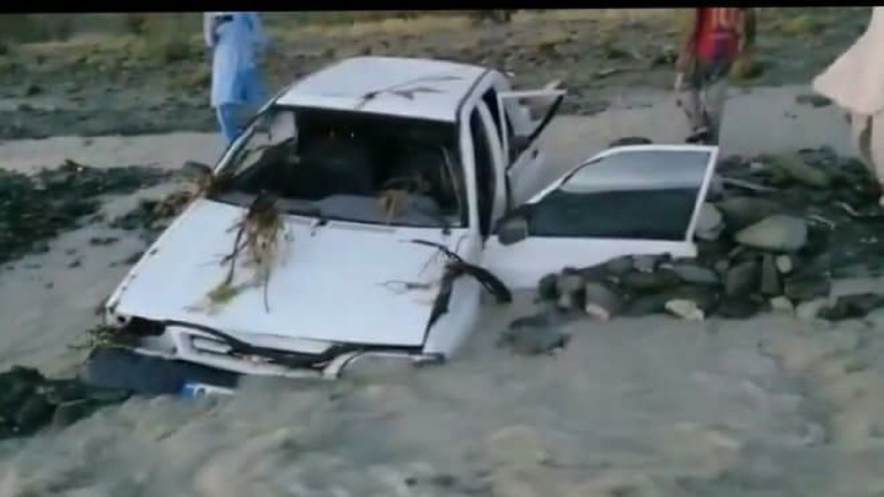 طغیان رودخانه فصلی مزن کور در نیکشهر دو ماشین را با خود برد / سرنشینان جان سالم به در بردند