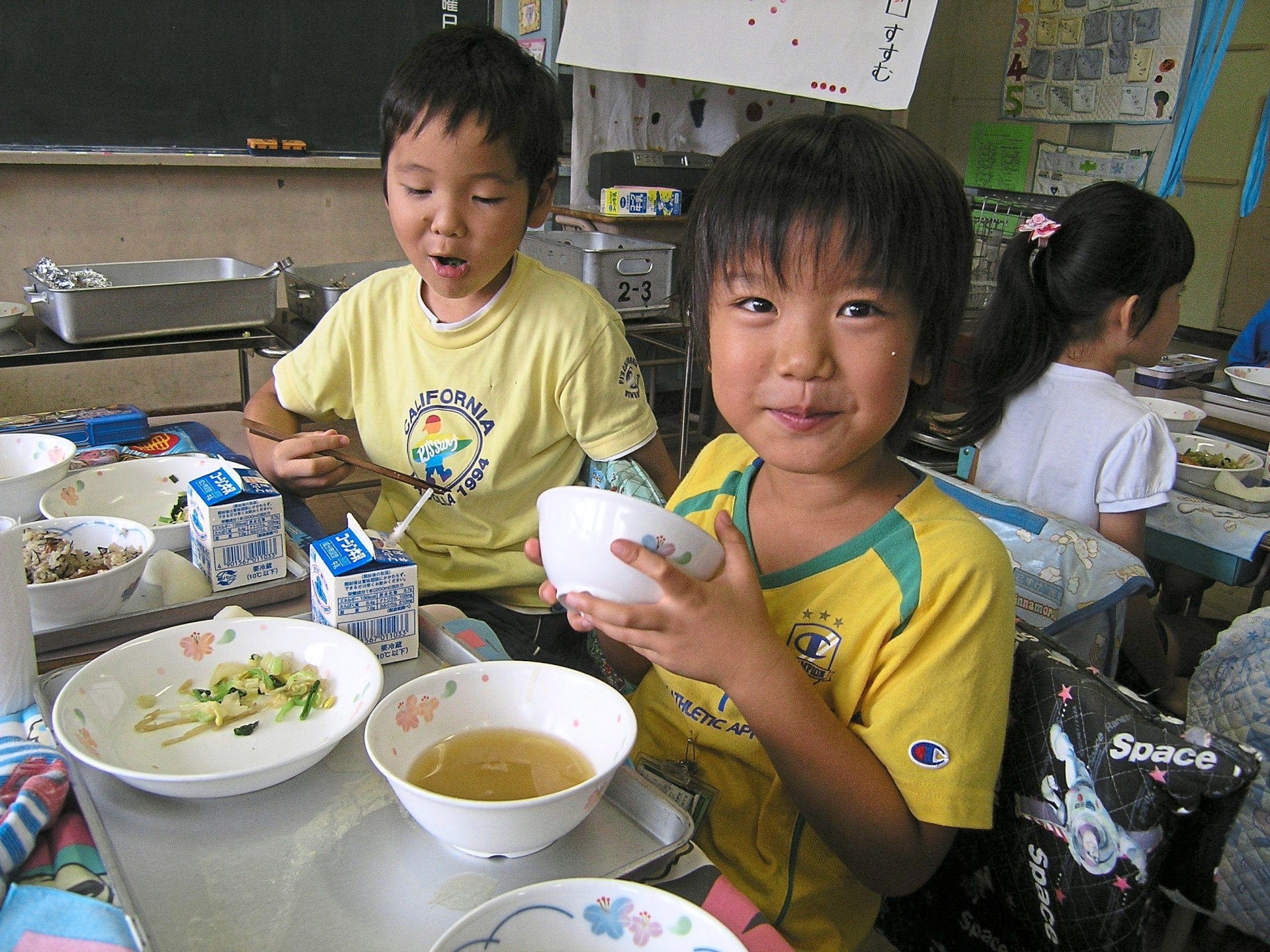 مسمومیت غذایی ۳۵۰۰ معلم و دانش آموز ژاپنی
