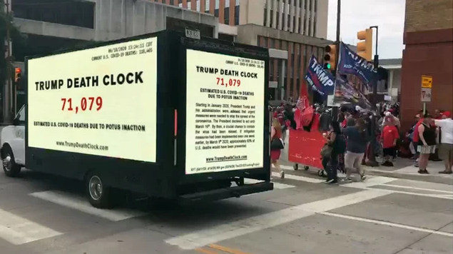 رژه کامیونِ ساعت مرگ ترامپ در خیابان‌های واشنگتن دی سی+ فیلم