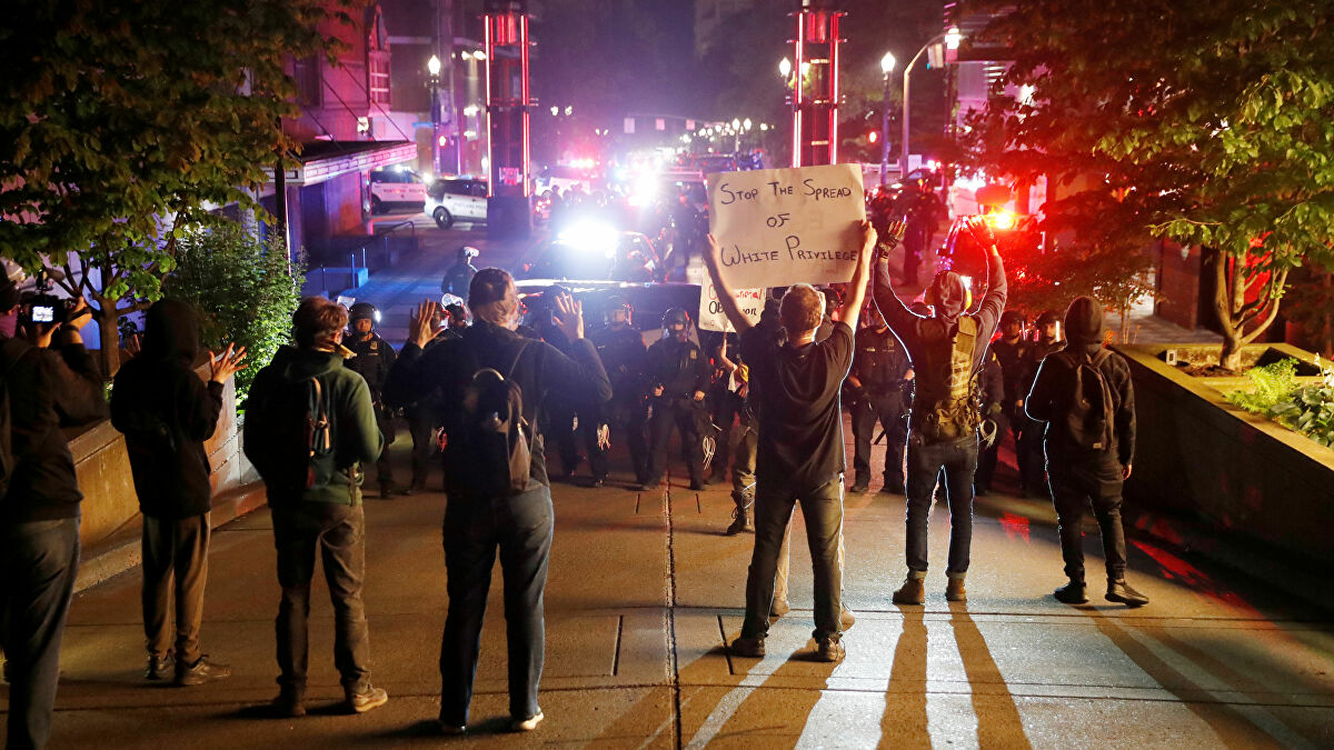 پلیس آمریکا برای متفرق کردن معترضان خشمگین در پورتلند از گاز اشک‌آور استفاده کرد