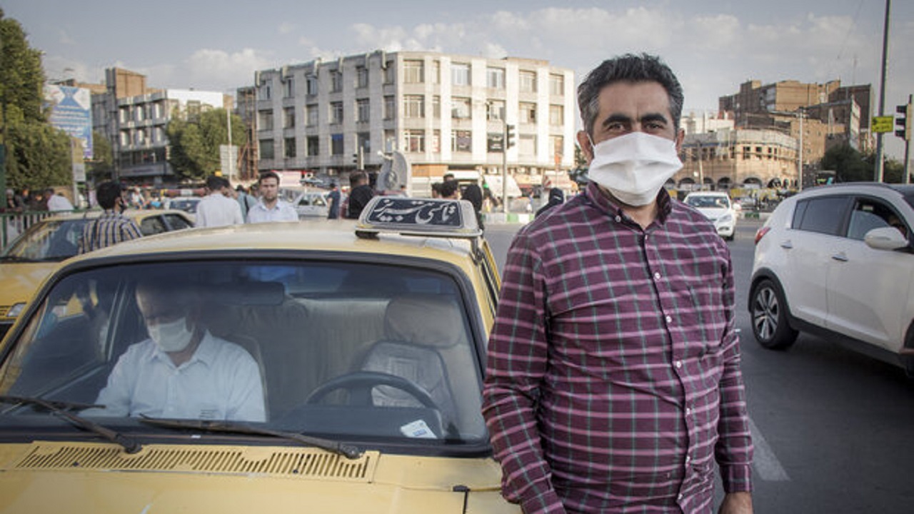توزیع روزانه ماسک بین رانندگان تاکسی در تبریز