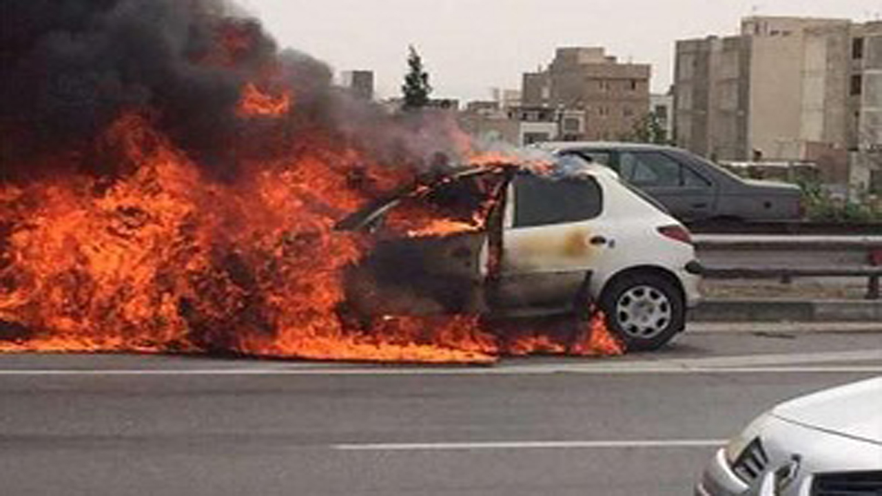 نجات یک خانواده از آتش سوزی خودرو در سوادکوه